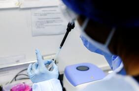 Vacuna de AstraZeneca/U. de Oxford tiene “eficacia similar” con variante inglesa del coronavirus