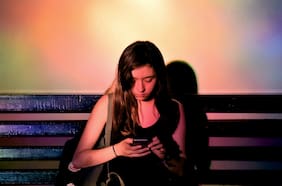 “Usan tácticas de seducción y personalidades atractivas”: estudio revela cómo actúan agresores sexuales de menores en línea