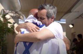 Las primeras imágenes de los rehenes israelíes liberados por Hamas