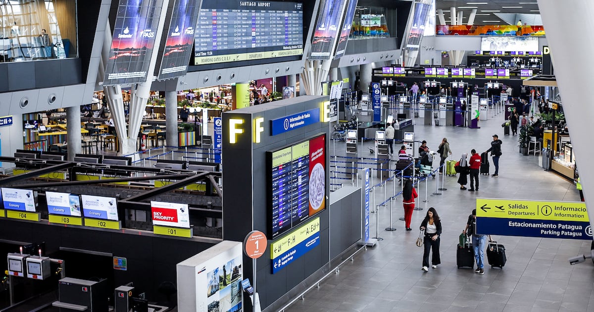 Caída sostenida del tráfico aéreo internacional en Chile: un termómetro de incertidumbres económicas y políticas