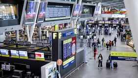 Tráfico aéreo de pasajeros internacionales en Chile cae por segundo mes seguido con peor desempeño de Brasil, Argentina, Perú y EE.UU.