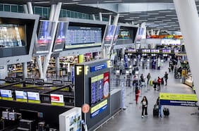 Tráfico aéreo de pasajeros internacionales en Chile cae por segundo mes seguido, con peor desempeño de Brasil, Argentina, Perú y EE.UU.