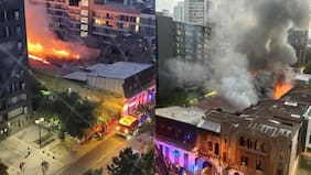 “Se expandió demasiado rápido”: Bomberos combaten incendio en cité de Santiago centro