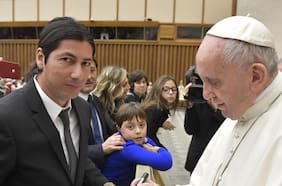 La curiosa bendición a Paulo Díaz y la visita de varias figuras: la relación del Papa Francisco con el fútbol chileno