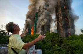 Dantesco incendio en un edificio en Hong Kong deja cuatro muertos