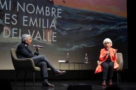 Fans eufóricos, bromas a Carlos Peña y gritos de “¡usted me salvó la vida!“: el paso de Isabel Allende por Providencia