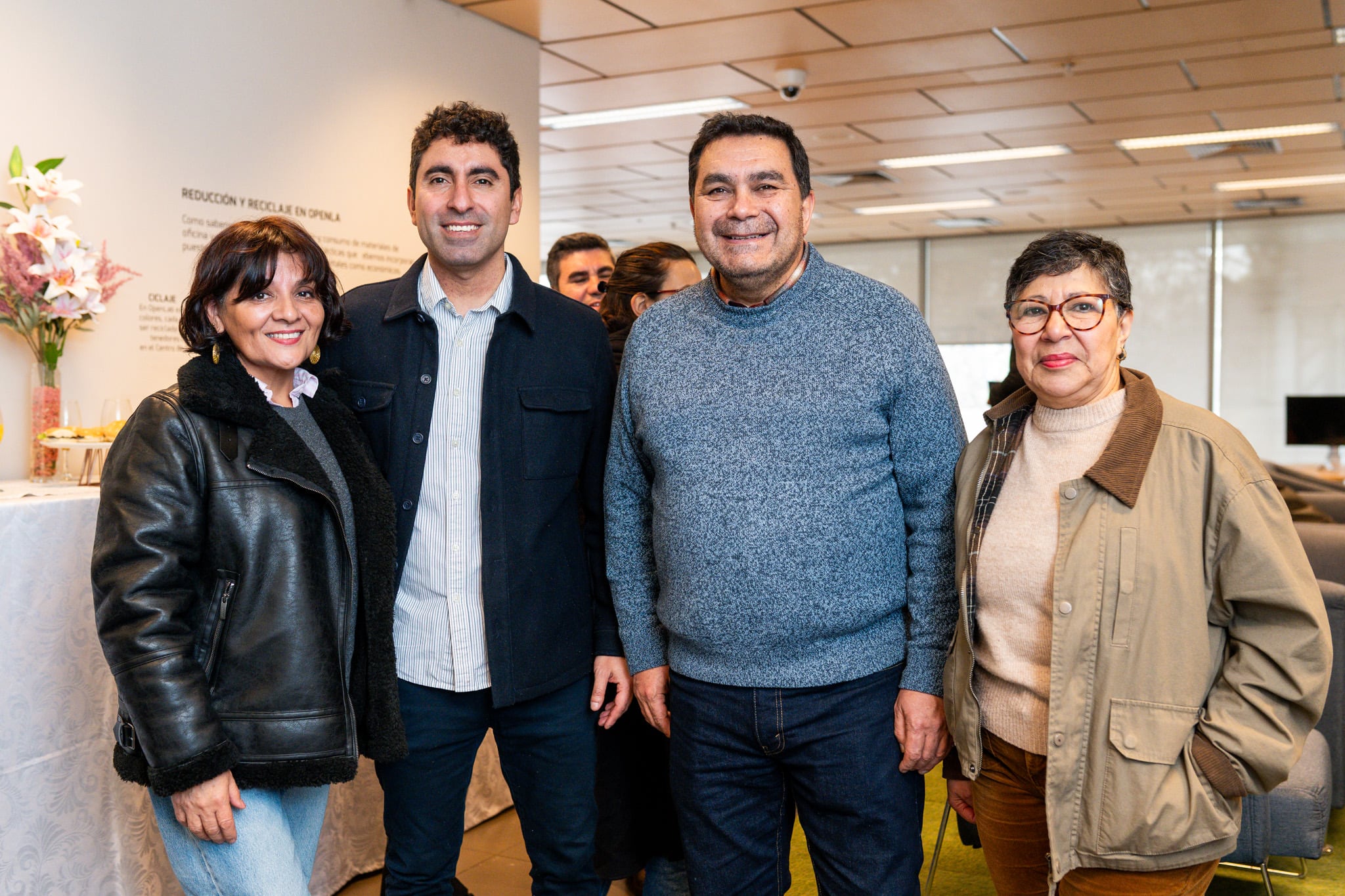 Marcela Petit, beneficiaria; Sebastián Cea, coordinador de Proyecto OpenSeniors; y Carlos Montecino, beneficiario.