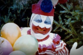 El perturbador caso de Pogo, el payaso asesino que abusaba de adolescentes y los enterraba en su casa