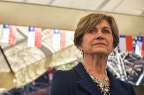 Evelyn Matthei estudia acciones legales por youtuber que profirió duras ofensas en su contra