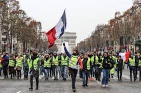 Francia se complica con el alza de los combustibles y el gobierno teme el regreso de los “chalecos amarillos”