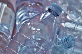 Estudio alerta de un potencial peligro de beber agua de botellas plásticas
