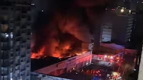 Incendio afecta a local comercial en centro de Santiago: no hay lesionados