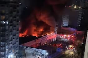 Incendio afecta a local comercial en centro de Santiago: no hay lesionados