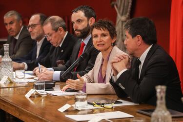 La ministra del Interior, Carolina Tohá, junto al subsecretario del Interior, Manuel Monsalve, inaugura el Consejo Nacional contra el Crimen Organizado, en el salón Montt Varas del Palacio de La Moneda.