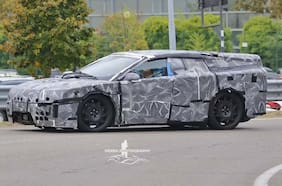 El primer Ferrari eléctrico se prueba bajo un camuflaje destartalado