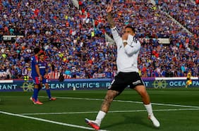 Javier Correa no tiene deudas: el 9 albo celebra su primer gol en el Superclásico ante la U