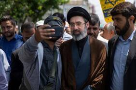 En medio de las protestas en Irán, un poderoso líder emerge de las sombras