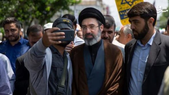 Aseguran que nuevo líder supremo de Irán resultó herido en ataque que mató a su padre, pero “está a salvo”