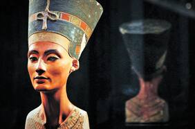Arqueólogos hallan los restos de la que sería la momia de la faraona egipcia Nefertiti