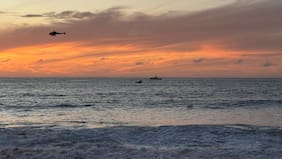 Tragedia familiar en Algarrobo: cuatro personas mueren ahogadas al intentar rescatar a menor que cayó al mar
