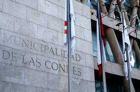 Las Condes en la mira del Minsal: ofician a la corporación por denuncia sobre 34 personas que vacunaban sin ser aptas