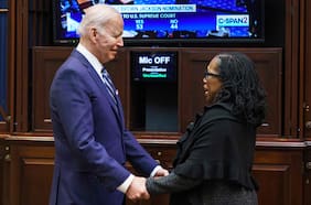 Senado confirma a primera jueza negra en la Corte Suprema de EE.UU.