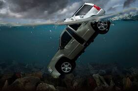 ¿Cuánto tarda un auto en hundirse en el agua?