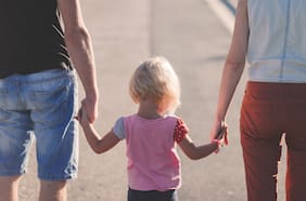 ¿Qué pasa con el sueldo de las mujeres cuando tienen menos hijos? ¿Y con el de los hombres?