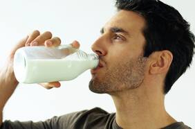 Fact Cheking: ¿Las bebidas energéticas y la leche sirven para pasar “la caña”?