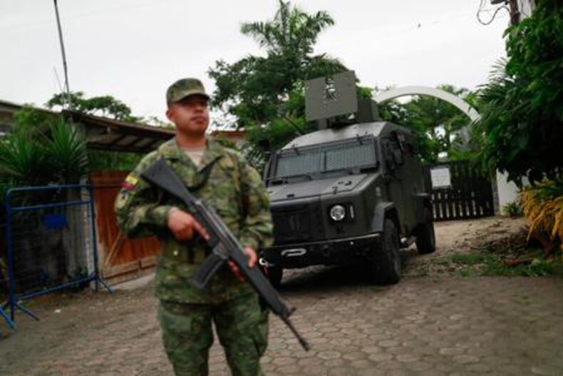 Militares asegurando local de votación en Ecuador. Foto: Archivo.