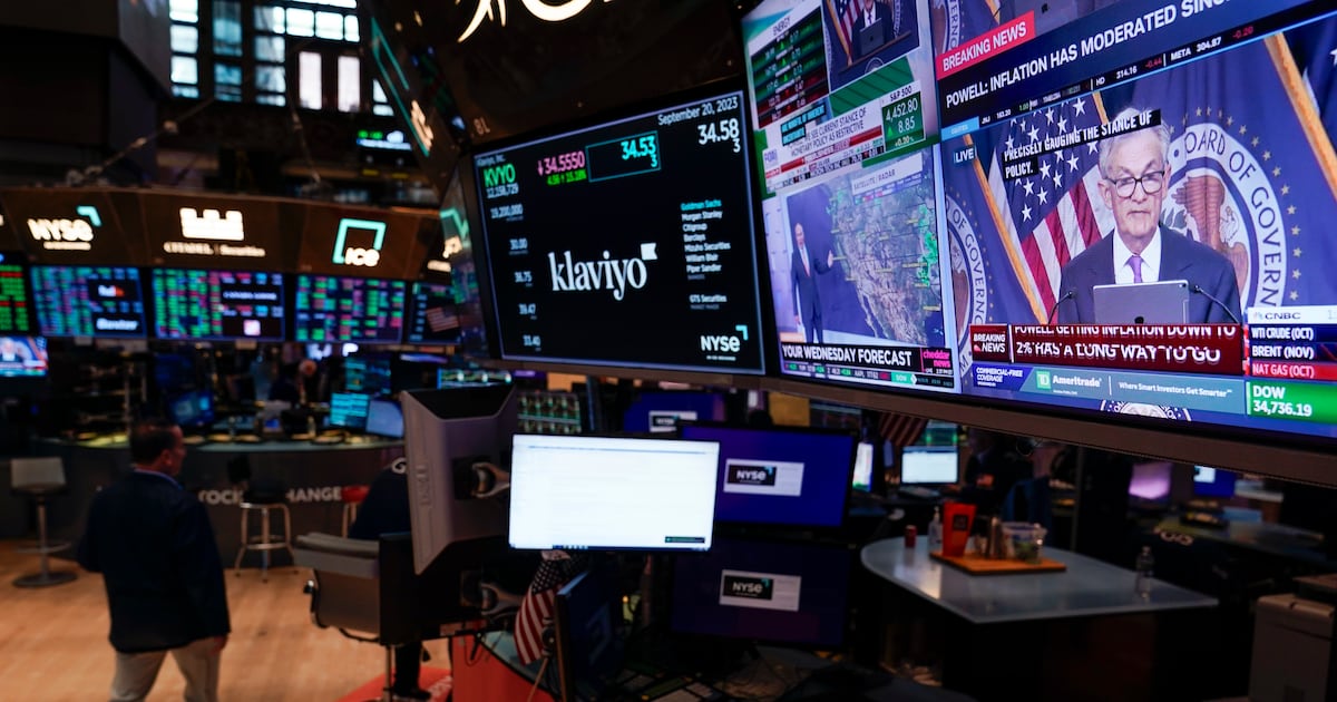 La Fed recorta tasas y Wall Street responde: ¿un respiro para la economía global o un espejismo?