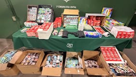 Carabineros incautan 500 mil láminas y 300 álbumes falsificados del Mundial: avalúo supera los $93 millones