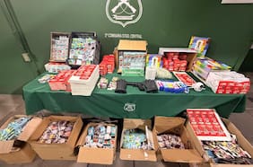 Carabineros incautan 500 mil láminas y 300 álbumes falsificados del Mundial: avalúo supera los $93 millones