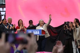 Jara vuelve a cargar contra Kast en acto de campaña en Concepción: “Jamás estaré con un vidrio antibalas escondiéndome de ustedes”