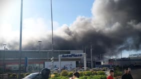 Un centenar de Bomberos combate incendio en bodegas colindantes a mall de Huechuraba