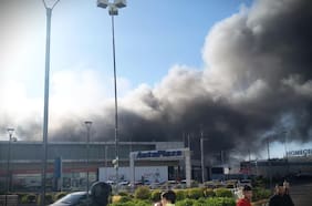 Devastador incendio destruye 150 bodegas colindantes con mall de Huechuraba