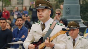 Con los éxitos de AC/DC: así fue la elogiada presentación del Orfeón Nacional de Carabineros frente a La Moneda