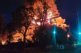 Incendio afecta a casona que albergaba cuatro empresas en Valdivia: uno era el conocido restaurante ‘La Última Frontera’