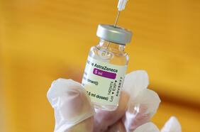 Agencia Europea de Medicamento confirma vínculo entre vacuna de AstraZeneca y coágulos, pero dice que beneficios siguen superando los riesgos