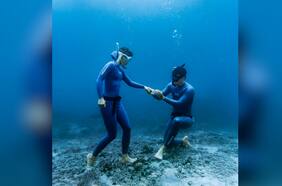 Una propuesta única: hombre le pide matrimonio a su pareja en las profundidades de las islas Galápagos