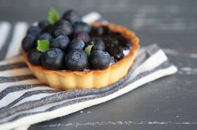 Una deliciosa tarta de arándanos y limón