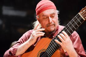 Vuelve a Chile Egberto Gismonti, el sofisticado arquitecto de la música popular brasileña