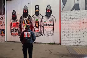 Dos hinchas de Colo Colo son baleados en La Pintana: fueron atacados mientras pintaban un mural