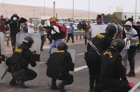 Crisis migratoria: enfrentamientos en la frontera con Perú dejan a tres policías heridos