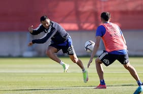 Con un tridente de lujo en ataque: la formación que prepara Lasarte en la Roja para enfrentar a Uruguay y buscar el milagro