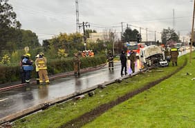 Dos mayores de edad fallecen tras choque entre furgón y bus que llevaba juveniles de Deportes Temuco en La Araucanía