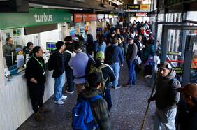 Movilización de trabajadores de Turbus: pasajeros se aglomeraron en terminales en Viña del Mar y Valparaíso