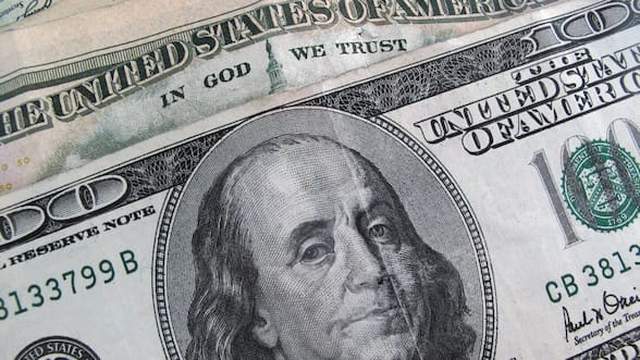 El dólar cae más de $10 y pierde los $900 tras proyecciones de Trump sobre el fin de la guerra