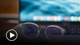LT Explica: ¿Qué dice la ciencia sobre los filtros de luz azul en los lentes?