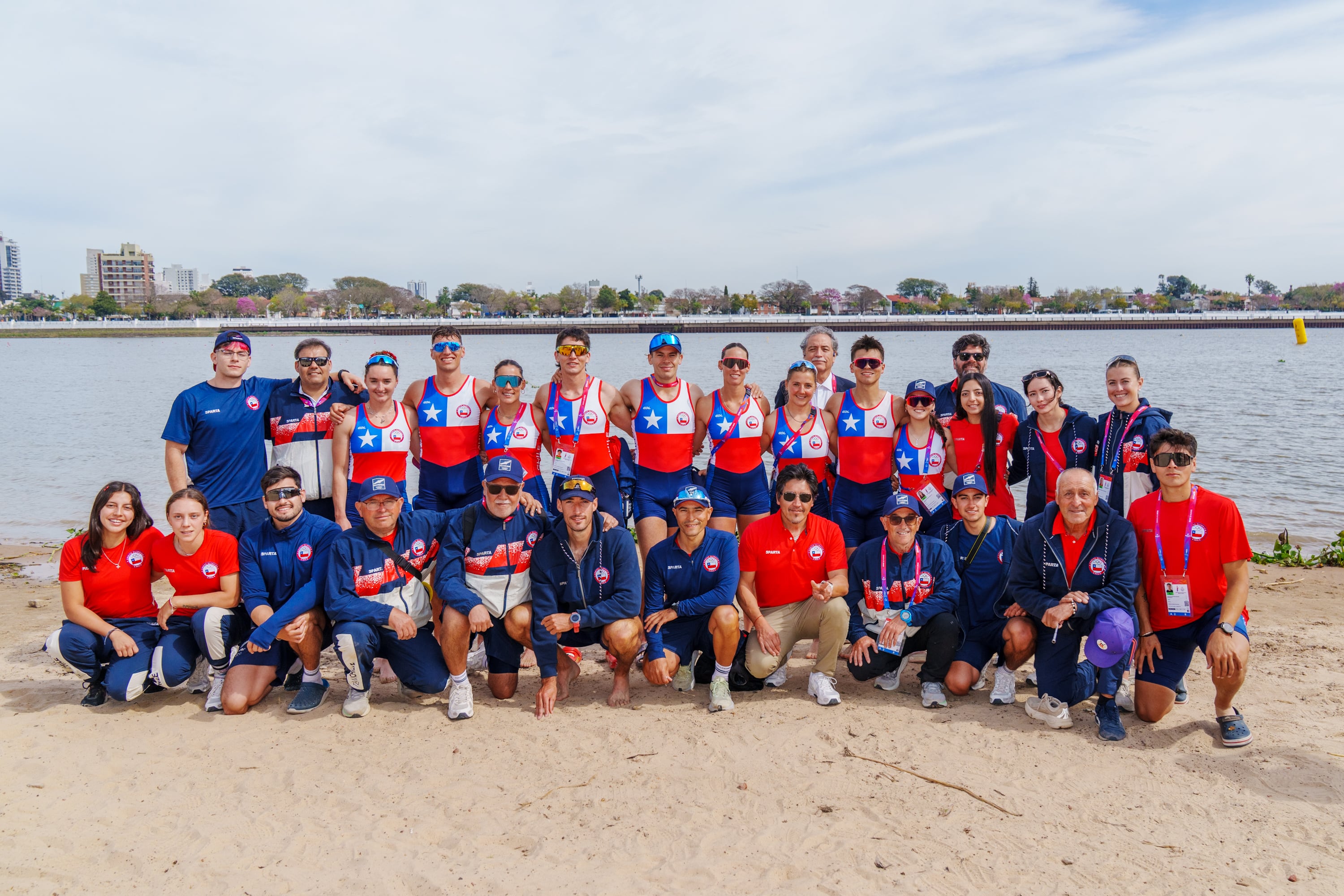 El equipo de remo festejó el primer lugar en el medallero de los Juegos Suramericanos. Foto: Óscar Muñoz Badilla.